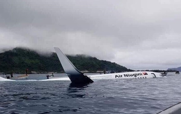 В Микронезии пассажирский самолет упал в воду
