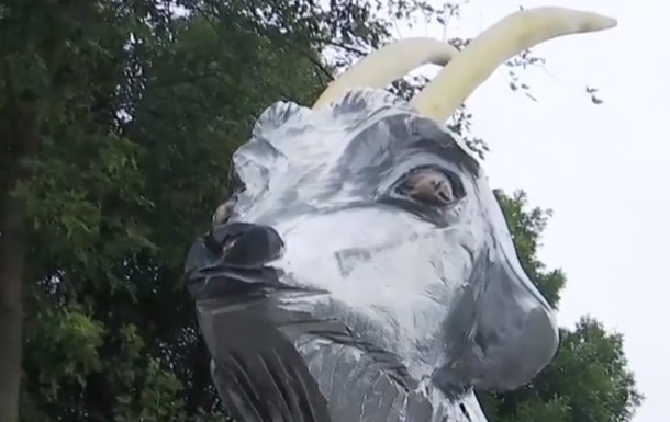У Чернігівській області поставили пам ятник козлу