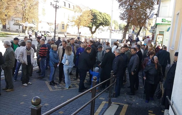 На Тернопільщині жителі заблокували ратушу Теребовлі