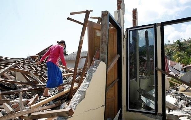 В Индонезии через три дня после землетрясения нашли выживших под завалами