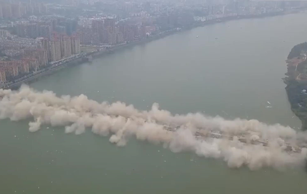 В Китае взорвали 1,5-километровый мост