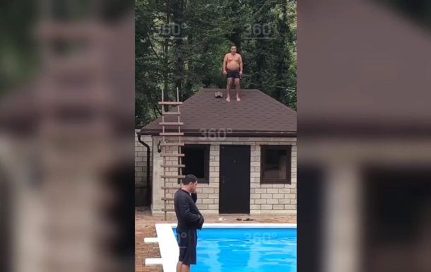 Чоловік стрибнув у басейн з даху і не долетів