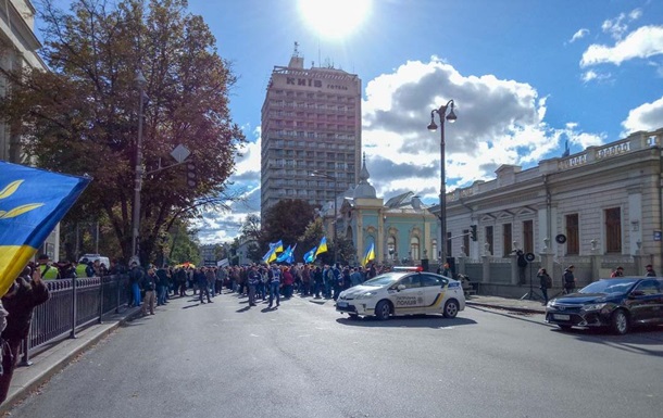 У Києві через мітинги перекрита площа перед Радою