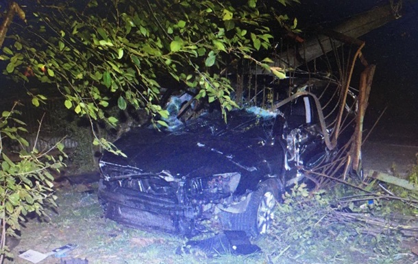 У Львівській області авто врізалося в електроопору: двоє загиблих