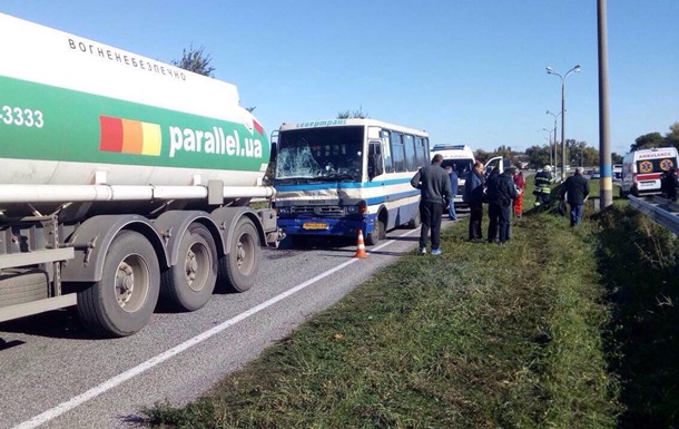 В Днепропетровской области автобус столкнулся с бензовозом