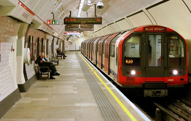 У Лондоні чоловік штовхав людей під поїзд