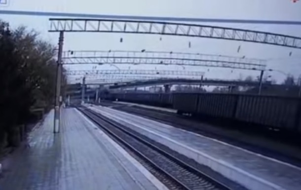 Падіння мосту на поїзд зняли на відео