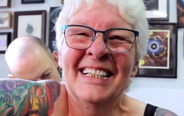 Літня британка зробила 16 татуювань після смерті чоловіка