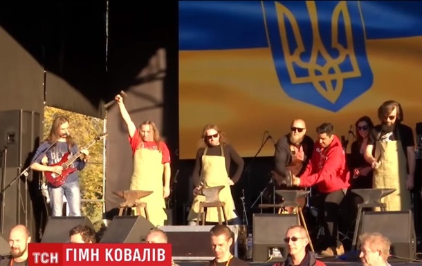 У Дніпрі зіграли гімн України молотками