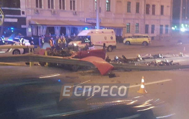 У Києві авто протаранило відбійник: двоє загиблих