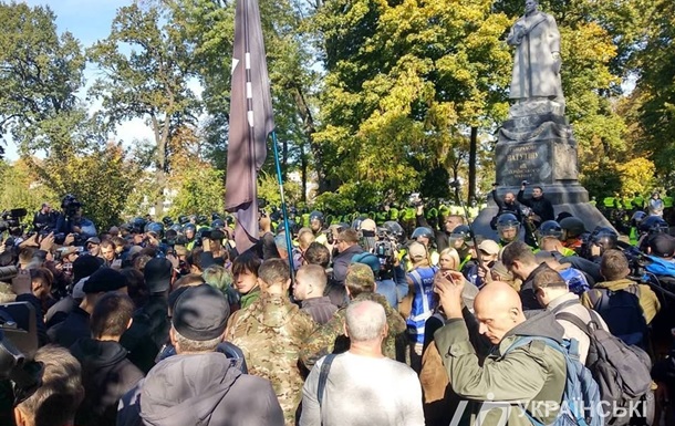 В Киеве националисты забросали советский памятник яйцами