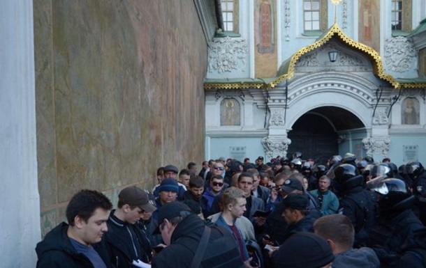 У Києві біля Лаври масові затримання - ЗМІ