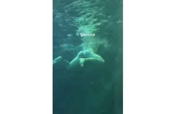 Чоловік роздягнувся і стрибнув в акваріум з акулами