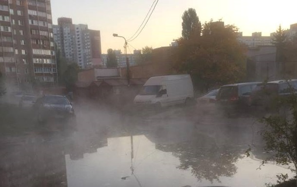 У Києві через прорив труби двори залило окропом