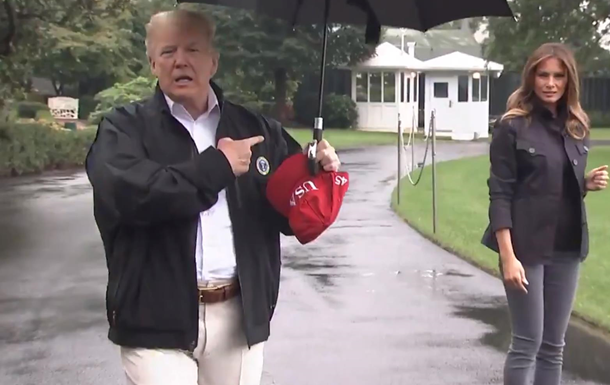 Трамп осоромився, не поділившись парасолькою з дружиною