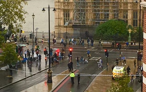 У Лондоні поліція підірвала підозрілий пакет біля парламенту