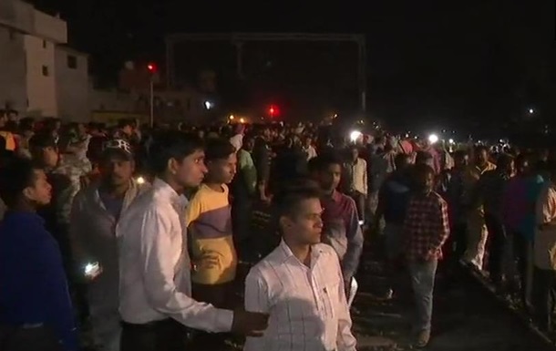 В Индии поезд врезался в толпу: 50 жертв
