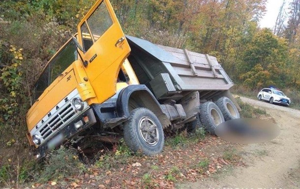 На Буковині вантажівка розчавила свого власника