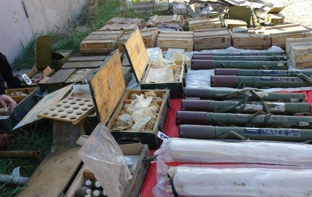 У Бахмуті знайшли велику схованку зброї