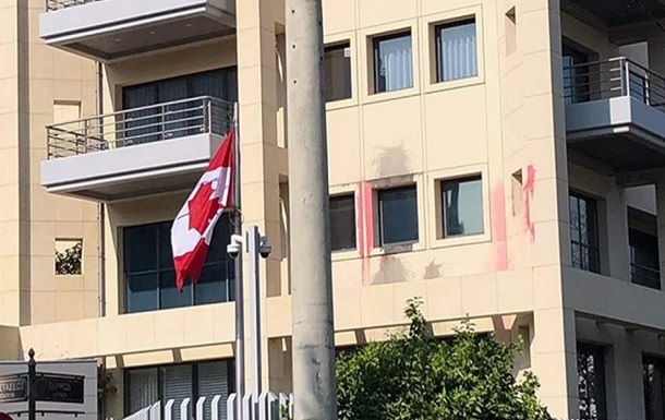 У Греції анархісти з кувалдами і фарбою напали на посольство Канади