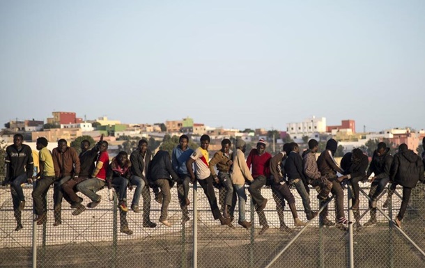 Сотні мігрантів штурмують іспанський анклав на півночі Африки