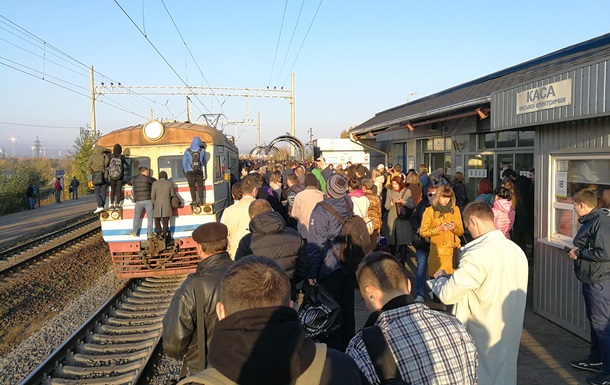У Києві пасажири блокували міську електричку