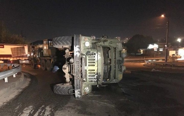 В Киеве перевернулся военный грузовик