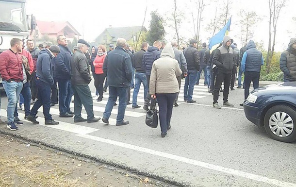 У Львівській області другу добу блокують дорогу до прикордонного пункту