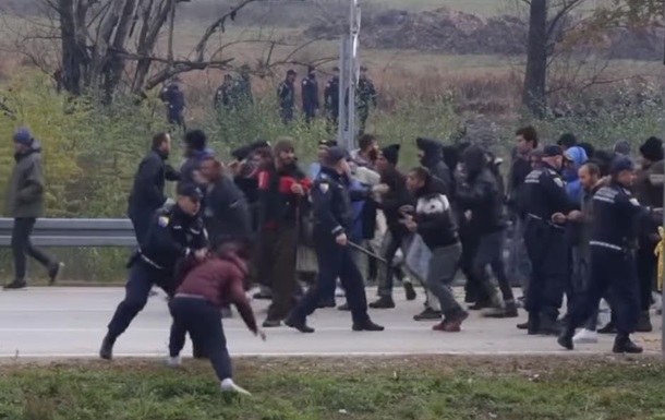 У Боснії мігранти штурмують кордон, є постраждалі
