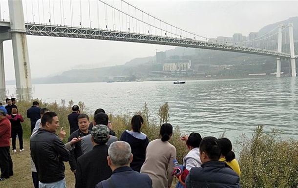 В Китае автобус упал в реку: есть жертвы