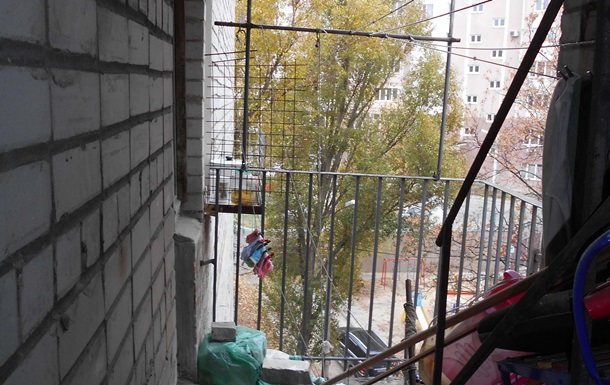 У Харкові на балконі будинку повісилася школярка