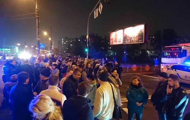Жителі двох багатоповерхівок перекрили шосе в Києві