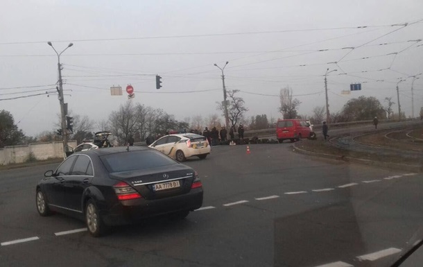 На Харьковском шоссе в Киеве автомобиль сбил полицейского