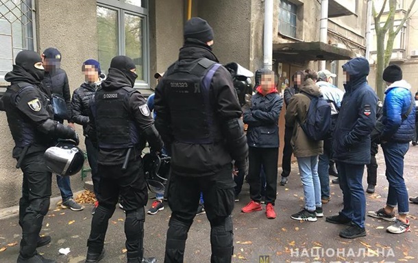 В Киеве задержали группу неизвестных с дубинками