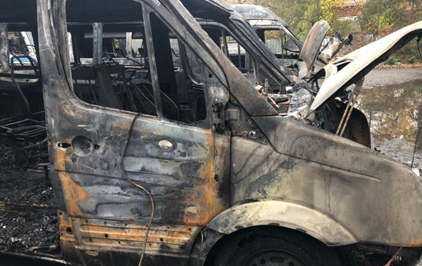 У дворі будинку Києва згоріли чотири мікроавтобуси