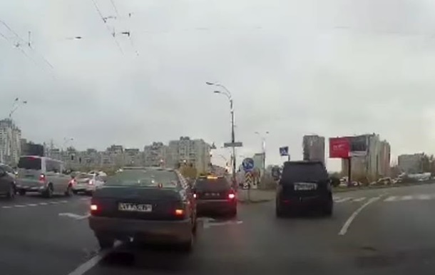 У Києві авто  пішло напролом  по тротуару з пішоходами