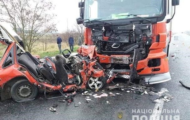 На Прикарпатті в ДТП легковика з вантажівкою загинули двоє людей