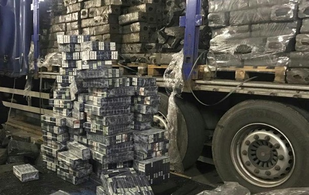 На кордоні з Польщею у вантажі торфу знайшли 17 тисяч пачок сигарет