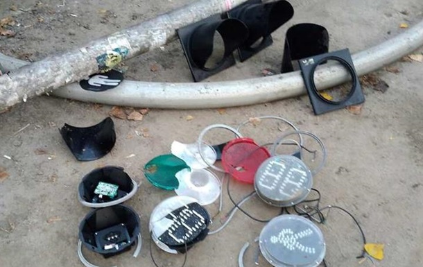 В Киеве вандалы разбили пять светофоров