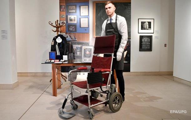 Крісло Стівена Гокінга продали на аукціоні майже за $400 тис