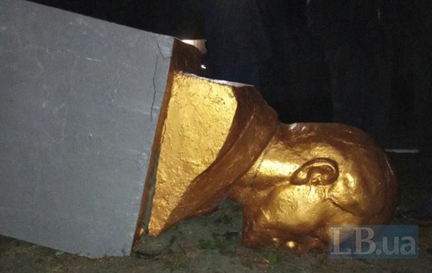 В Полтавской области повалили памятник Ленину