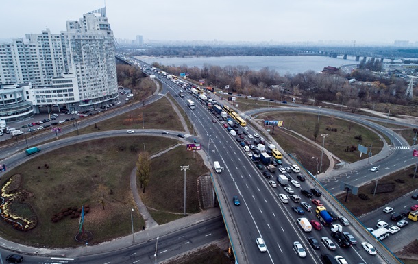 В Киеве на Северном мосту пробка из-за аварии