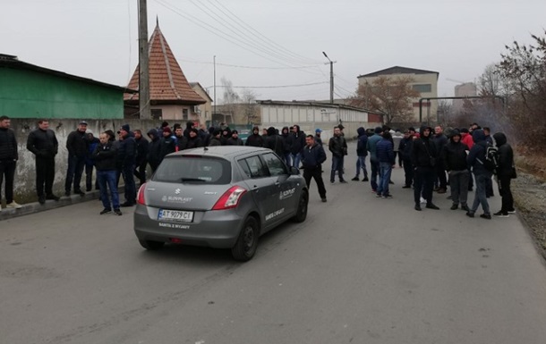 В Івано-Франківську  євробляхери  підпалили шини біля митниці