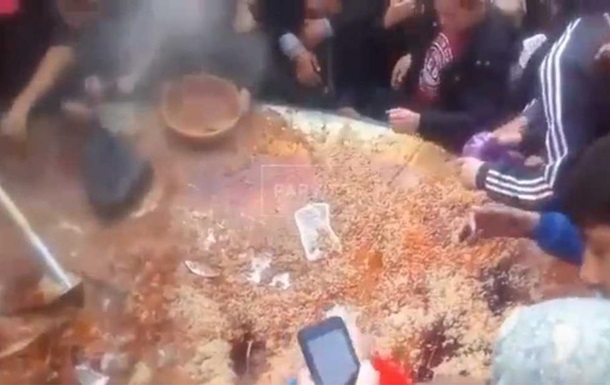 В Таджикистане люди устроили драку из-за еды на фестивале