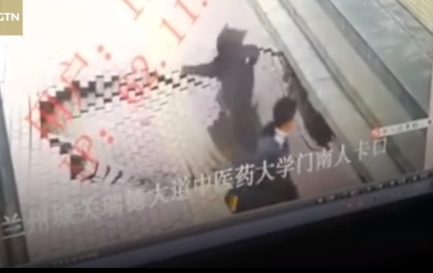 В Китае женщина провалилась под тротуар