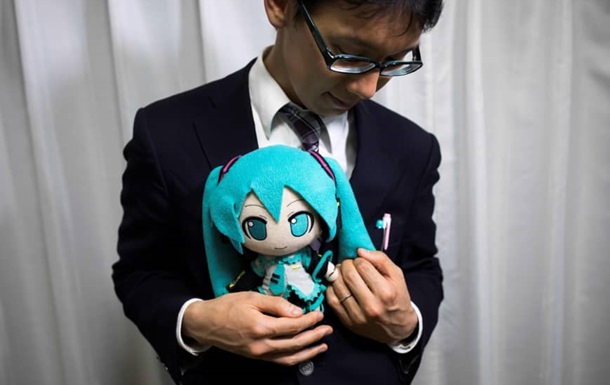 Японець одружився з віртуальною дівчиною-помічником