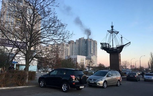 У Києві на Оболоні горить висотка, людей евакуюють
