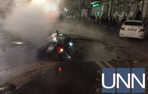 В центре Киеве восстановили движение транспорта после прорыва трубы
