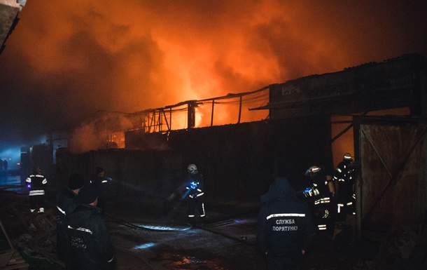 В Киеве ночью загорелись склады 