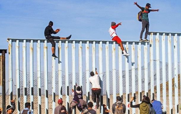 Караван мигрантов добрался до забора на границе Мексики и США